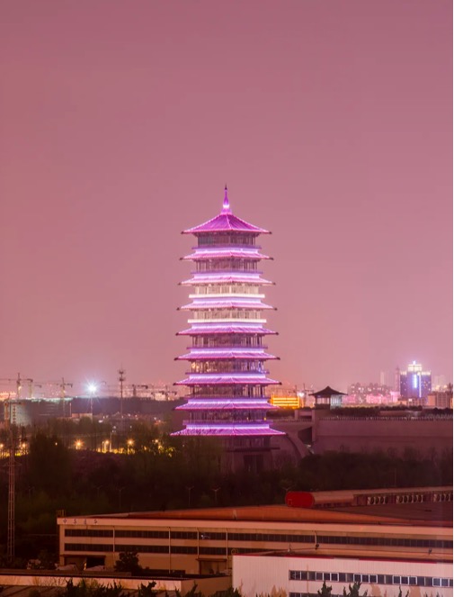4月10日晚，“大运塔”首次试亮灯。